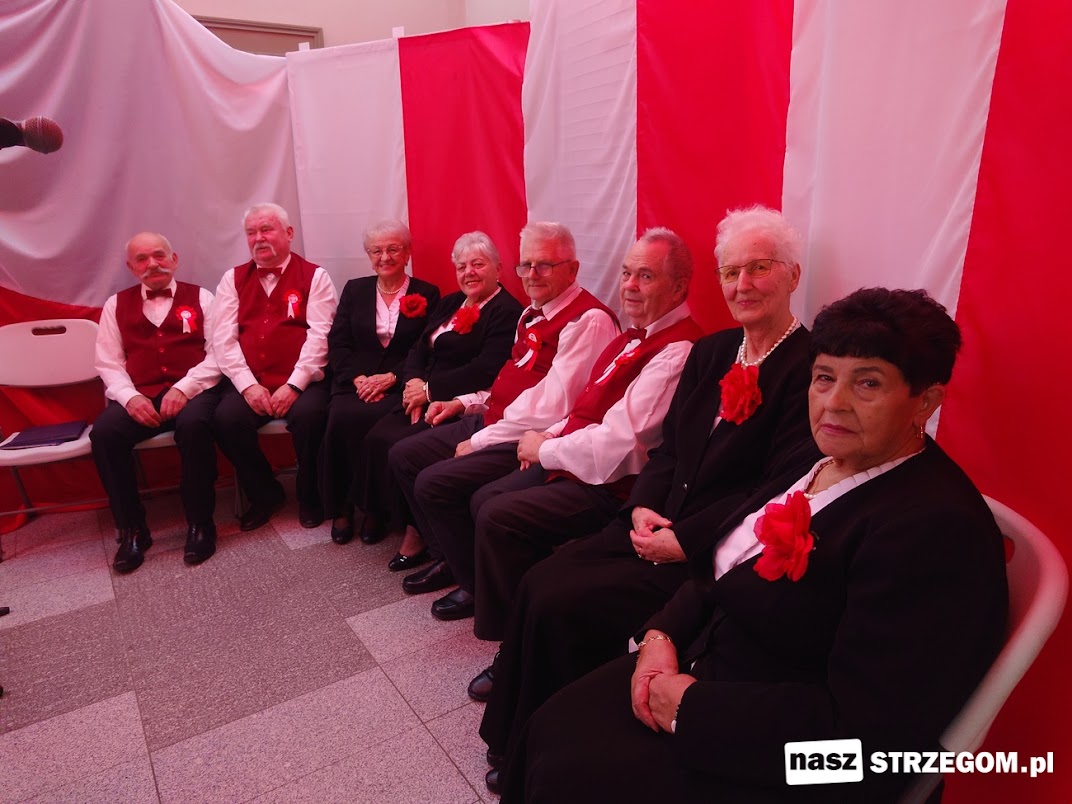 Patriotyczny koncert w Strzegomiu - seniorzy wykonali pieśni, które łączą pokolenia  [FOTO] 