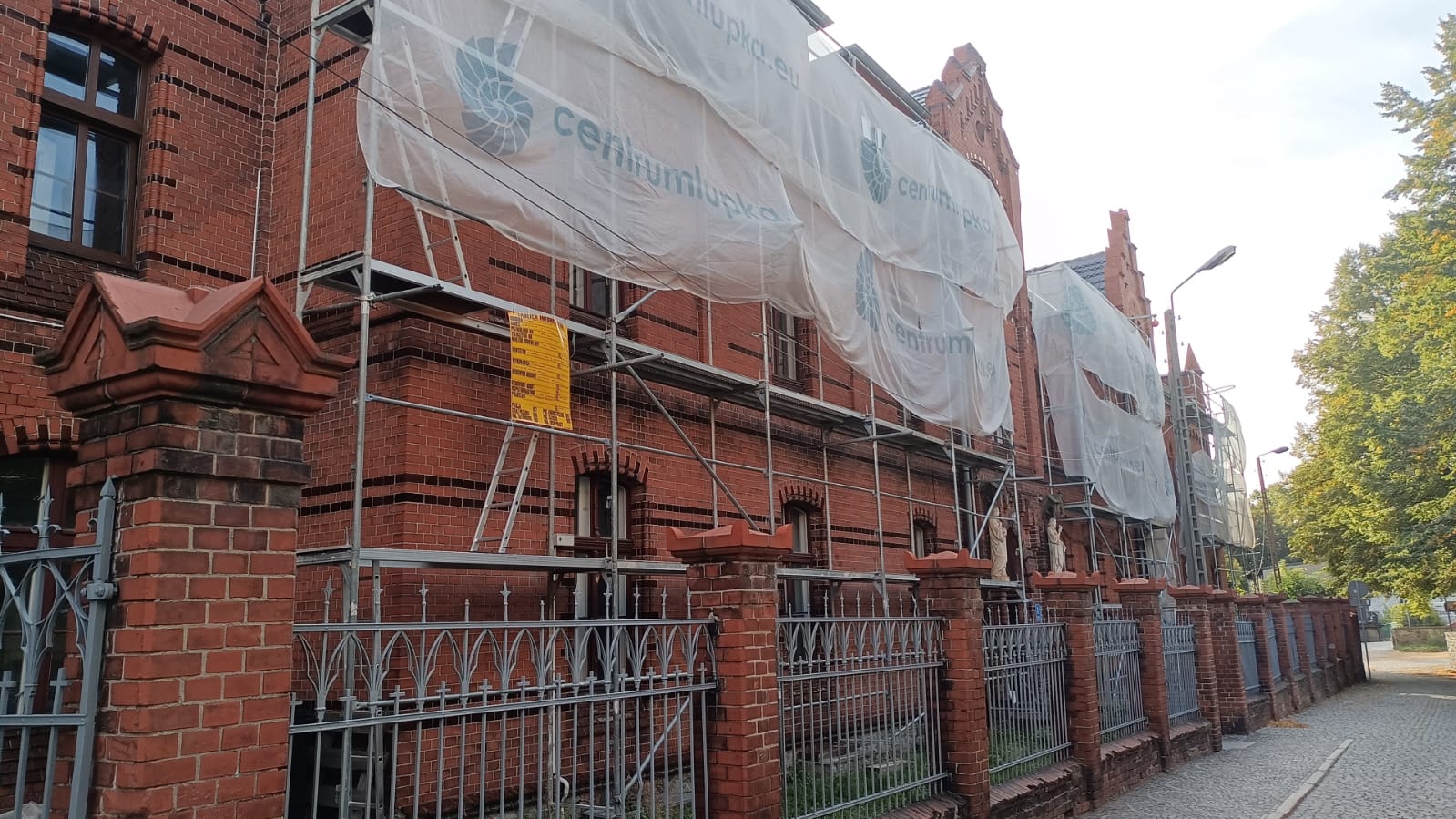 Nie mieli litości dla figurki Matki Bożej. Umieścili ją „niczym wisielca” na rusztowaniu! [FOTO] 