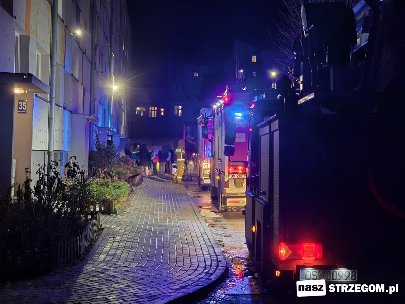 Gryzący zapach w bloku. Interweniowały cztery zastępy straży pożarnej [FOTO] 