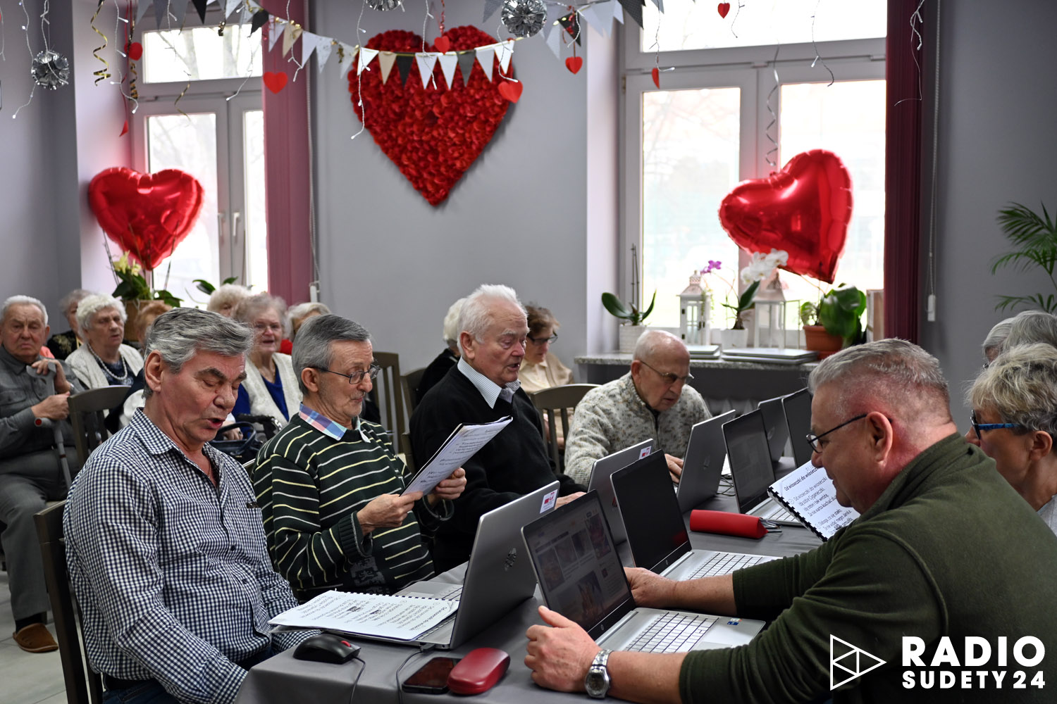 Laptopy trafiły w ręce seniorów ze Strzegomia i Jaroszowa [FOTO+WIDEO] 