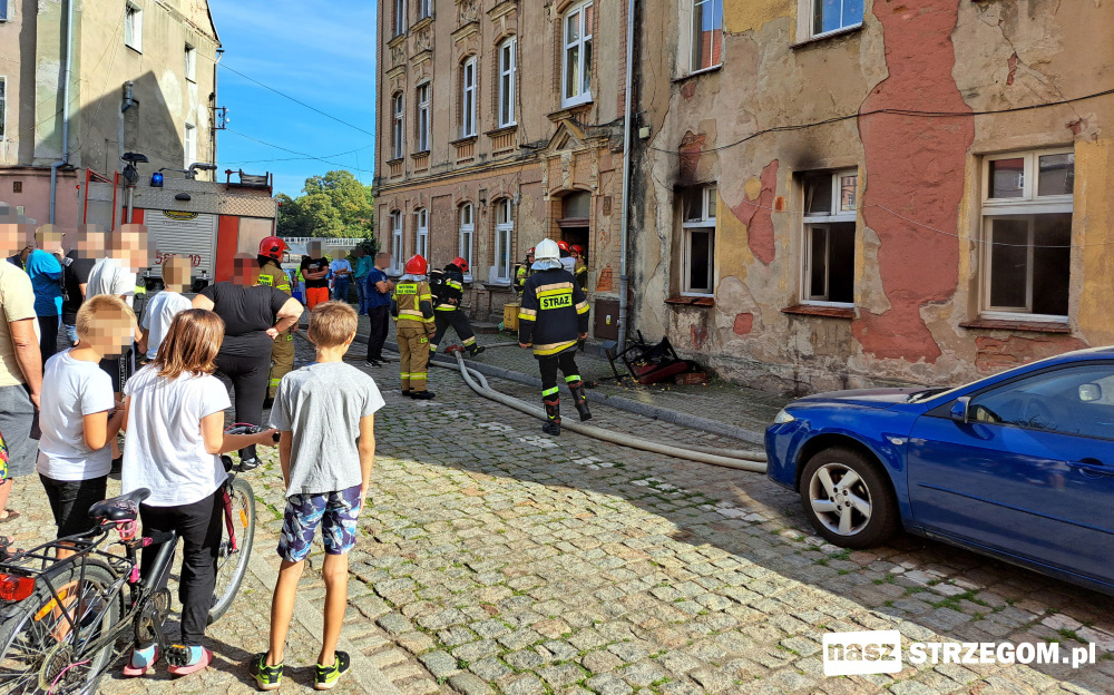 Pożar i ewakuacja mieszkańców z budynku przy ulicy Kościelnej w Strzegomiu [FOTO] 