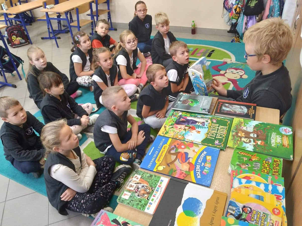 Akcja bicia rekordu wspólnego czytania w strzegomskiej „trójce” [FOTO] 