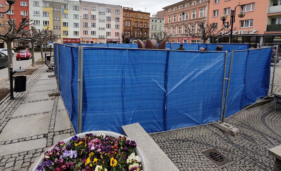 Strzegomska fontanna ukryta za niebieskim „parawanem” [FOTO] 