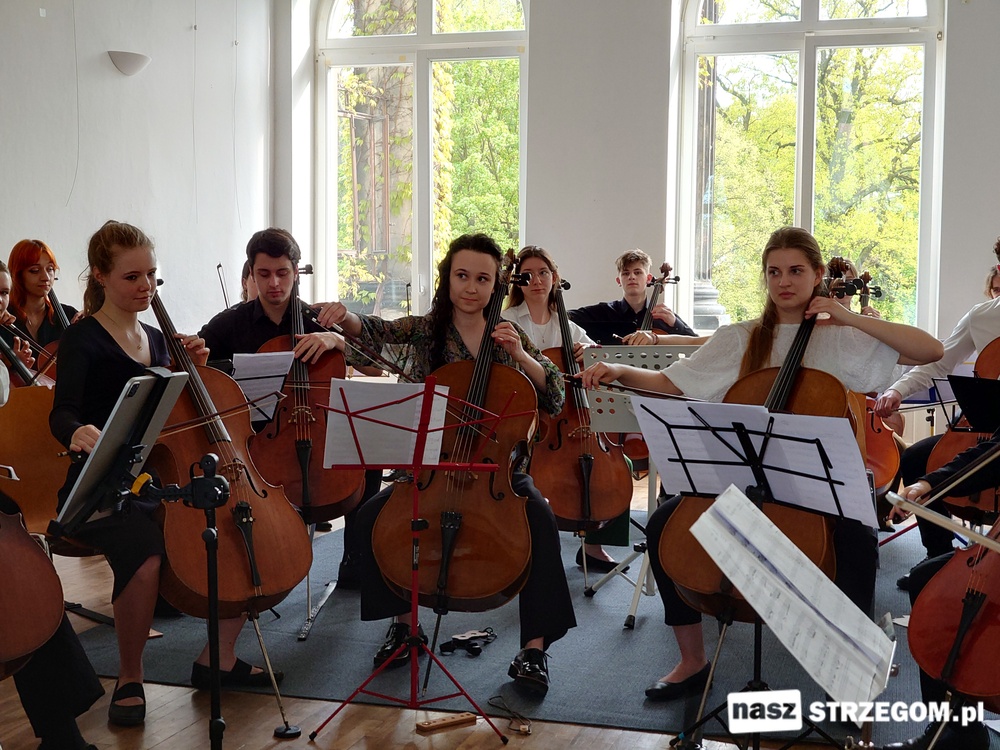 Imponująca orkiestra wiolonczelowa zagrała koncert w Pałacu Morawa [FOTO] 