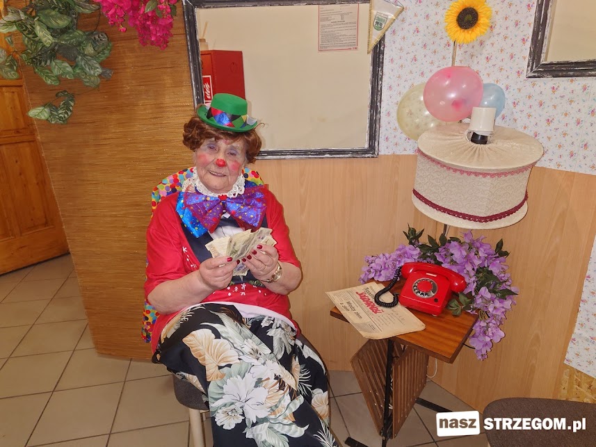 Bal z przytupem i pączkiem w dłoni. Strzegomscy seniorzy rozkręcili karnawał [FOTO] 