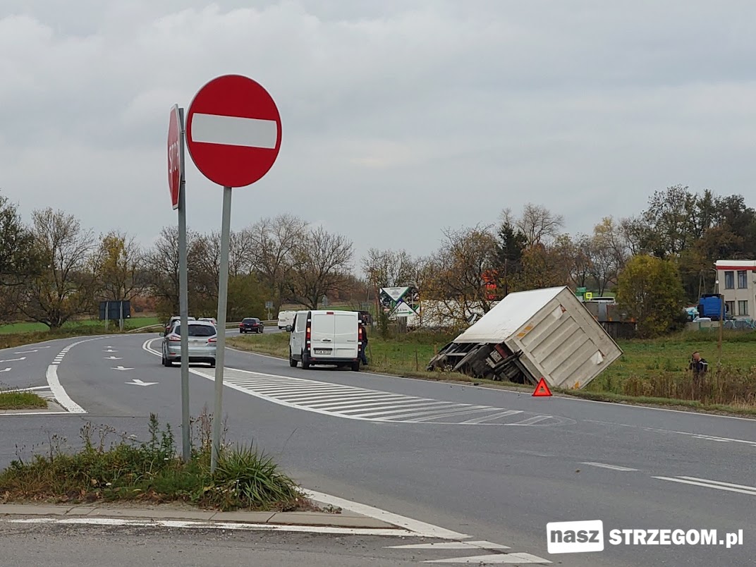 Kolizja drogowa na krajowej „piątce” w okolicy stacji benzynowej [FOTO] 