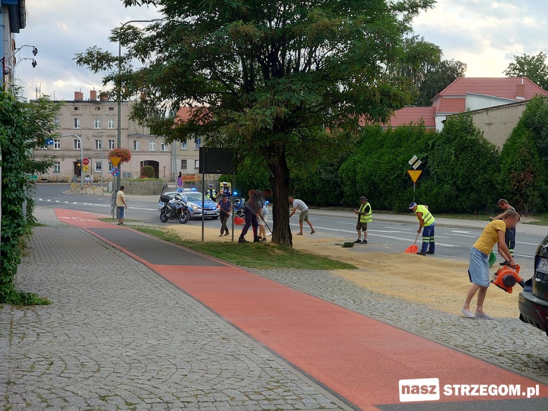 Rzeka zboża zasypała ulicę w centrum Strzegomia. 
