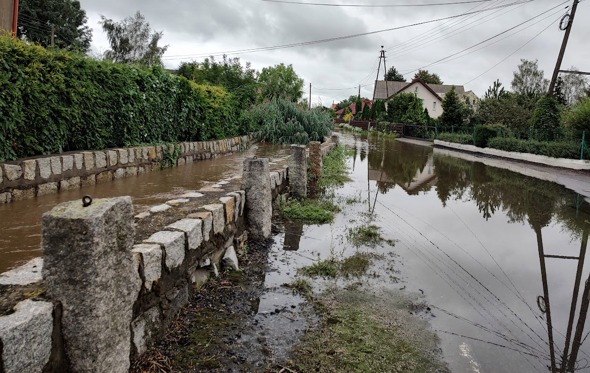 Uwaga, kierowcy! Nieprzejezdna droga dojazdowa do Olszan [FOTO] 