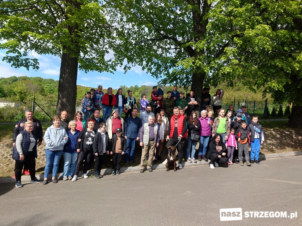 Kontener śmieci zebrali mieszkańcy na Górze Krzyżowej [FOTO] 