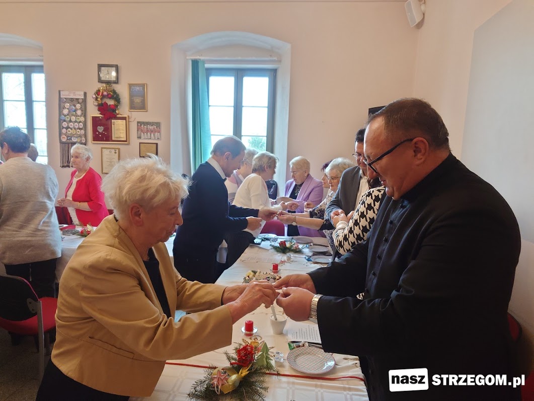 Bożonarodzeniowy opłatek u strzegomskich emerytów w CAS Karmel [FOTO] 
