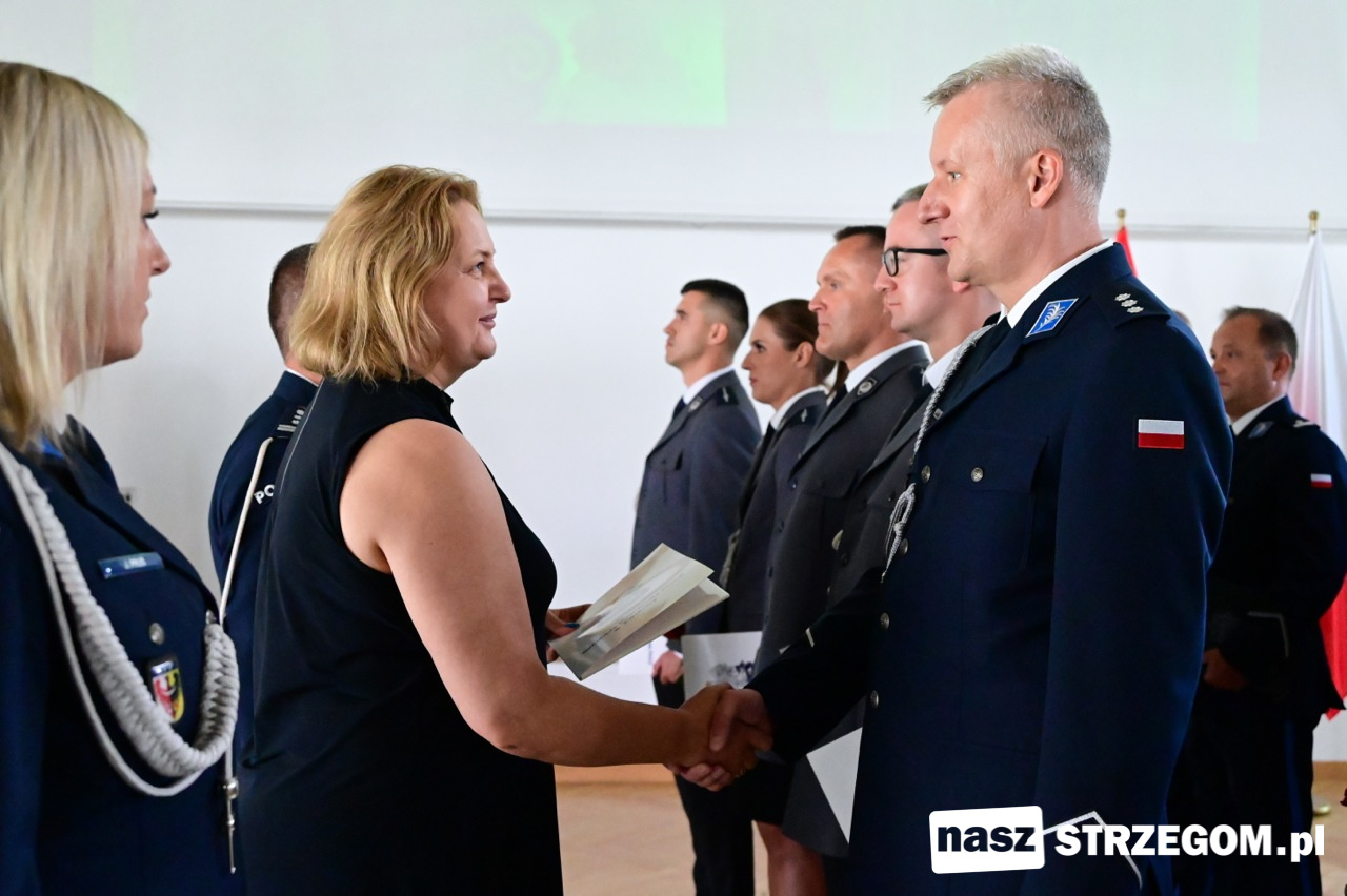 Awanse, nagrody i gratulacje dla policjantów z powiatu świdnickiego, w tym Strzegomia [FOTO] 