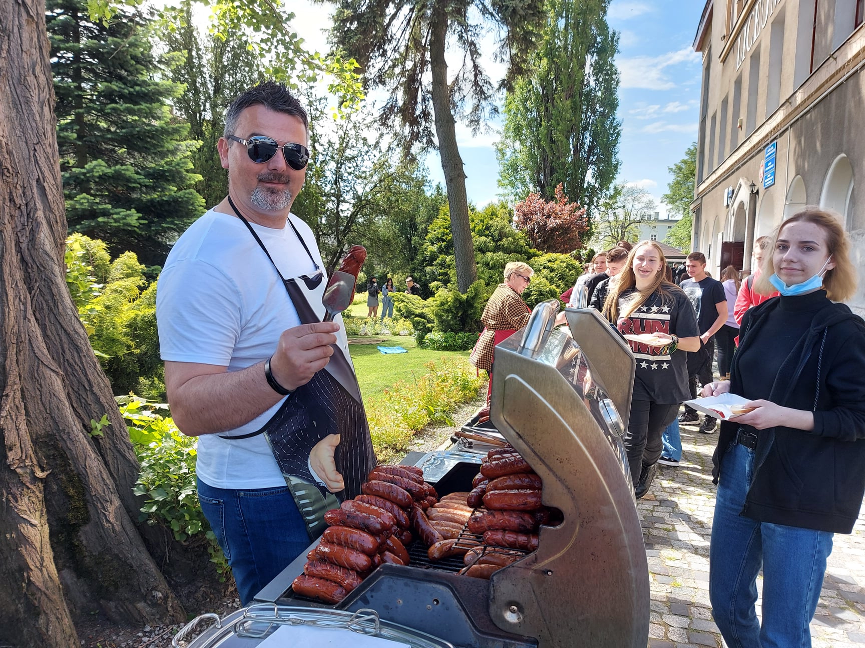 Licealiści pochłonęli 300 kiełbas! [FOTO] 
