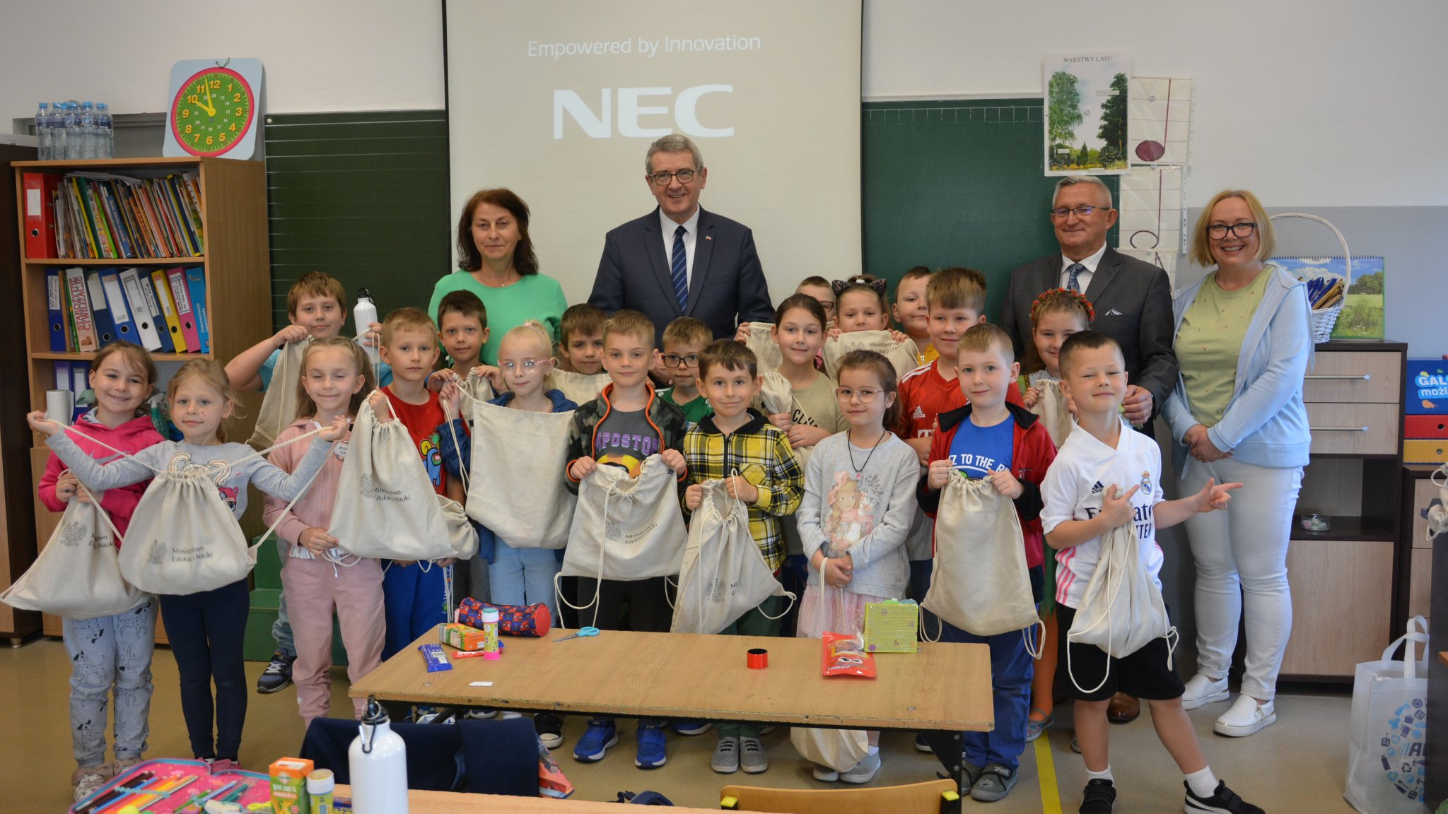 Wiceminister edukacji i nauki z okazji Dnia Dziecka odwiedził strzegomską „czwórkę” [FOTO] 