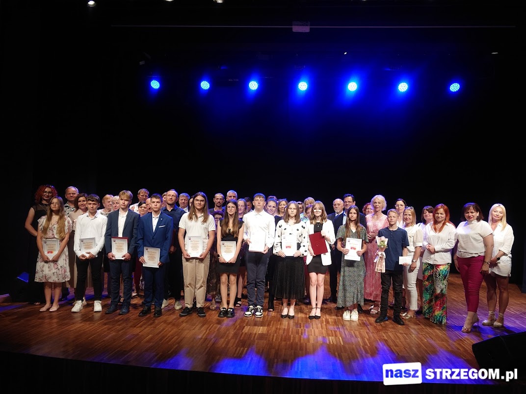 Najlepsi absolwenci szkół podstawowych odebrali wyróżnienia od burmistrza Strzegomia [FOTO] 