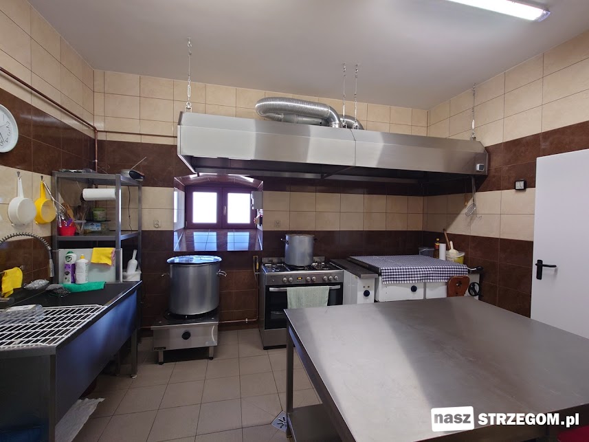 Parafialna stołówka w Strzegomiu wydaje codziennie około 200 litrów zupy dla potrzebujących [FOTO] 