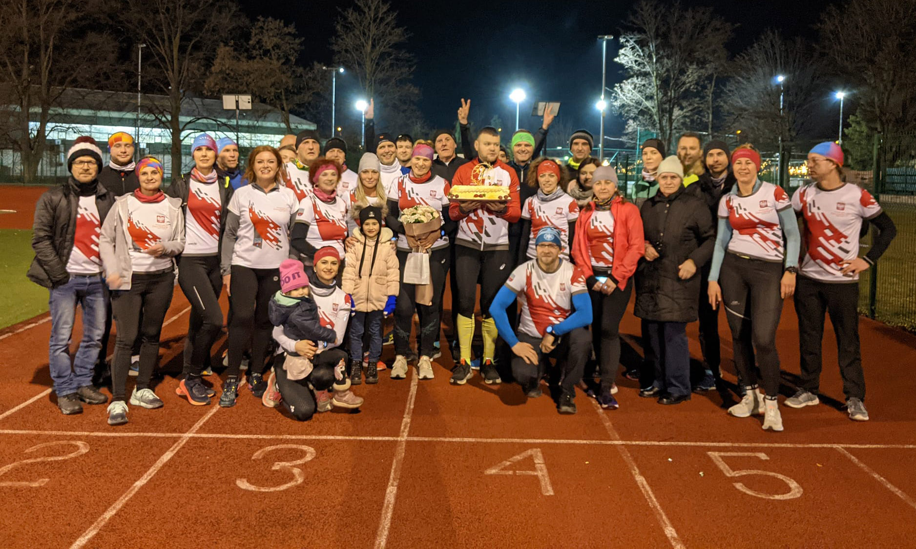 Nietypowy challenge. Zrobiła 50 kółek na 50. urodziny [WIDEO] 