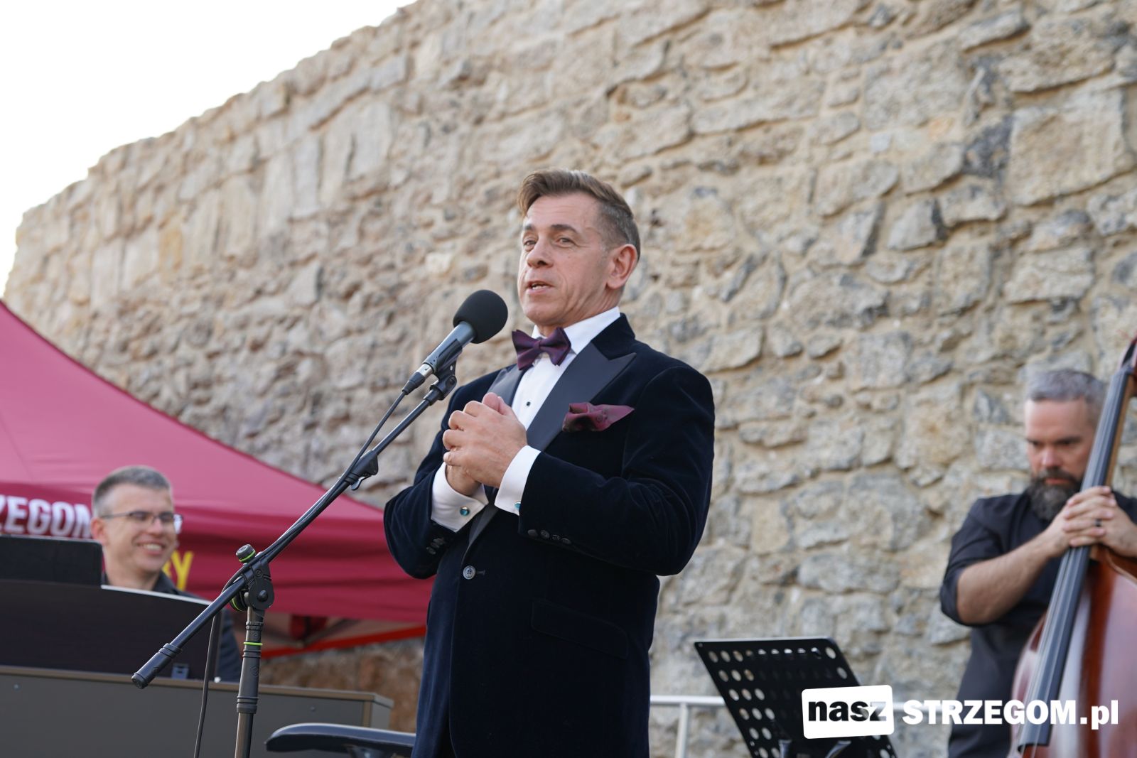 Muzyczna podróż do dawnych lat. Dariusz Stanisław Wójcik oczarował publiczność w Forcie Gaj [FOTO] 