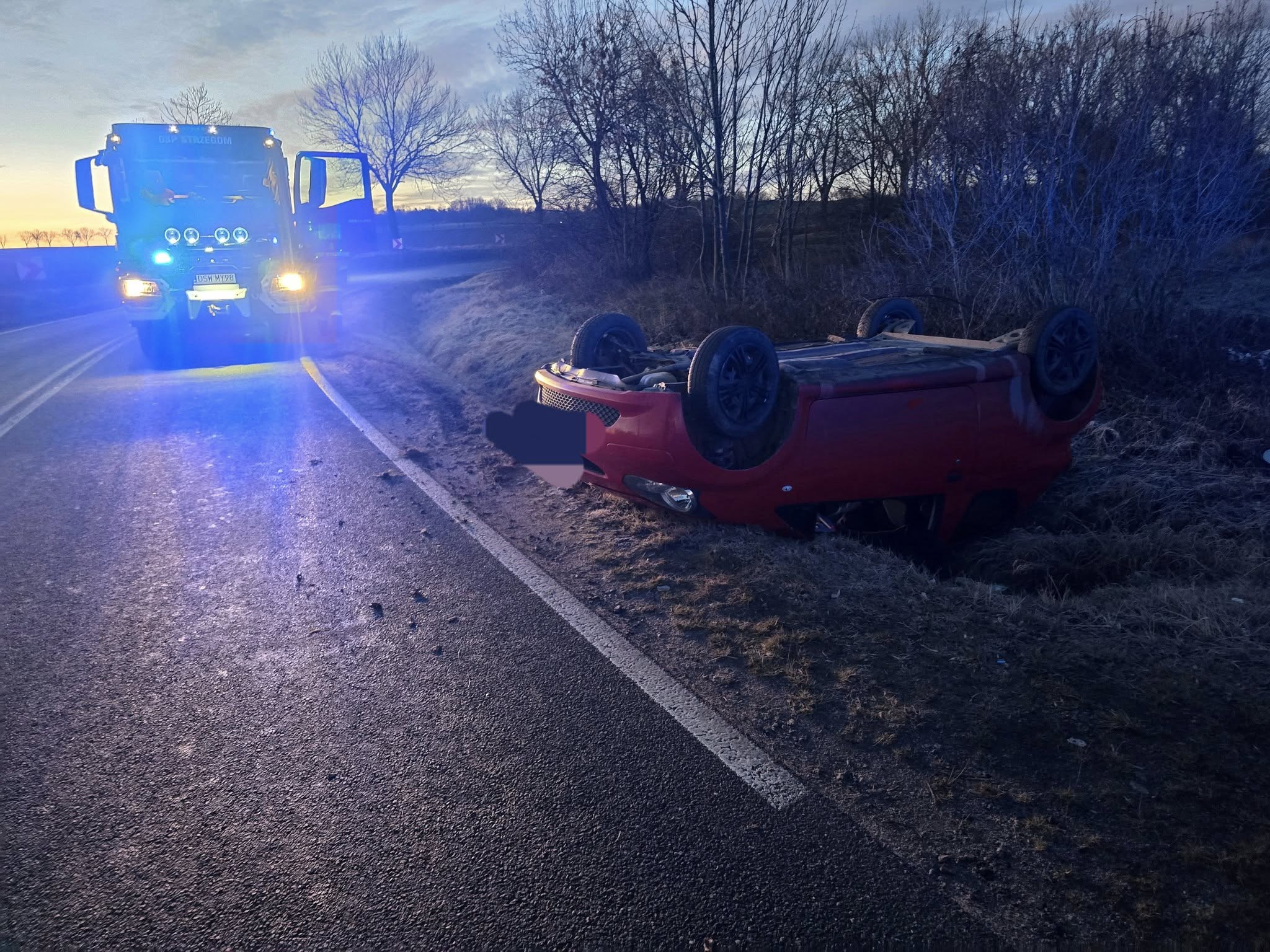 Dachowanie osobówki na trasie Strzegom-Bartoszówek 