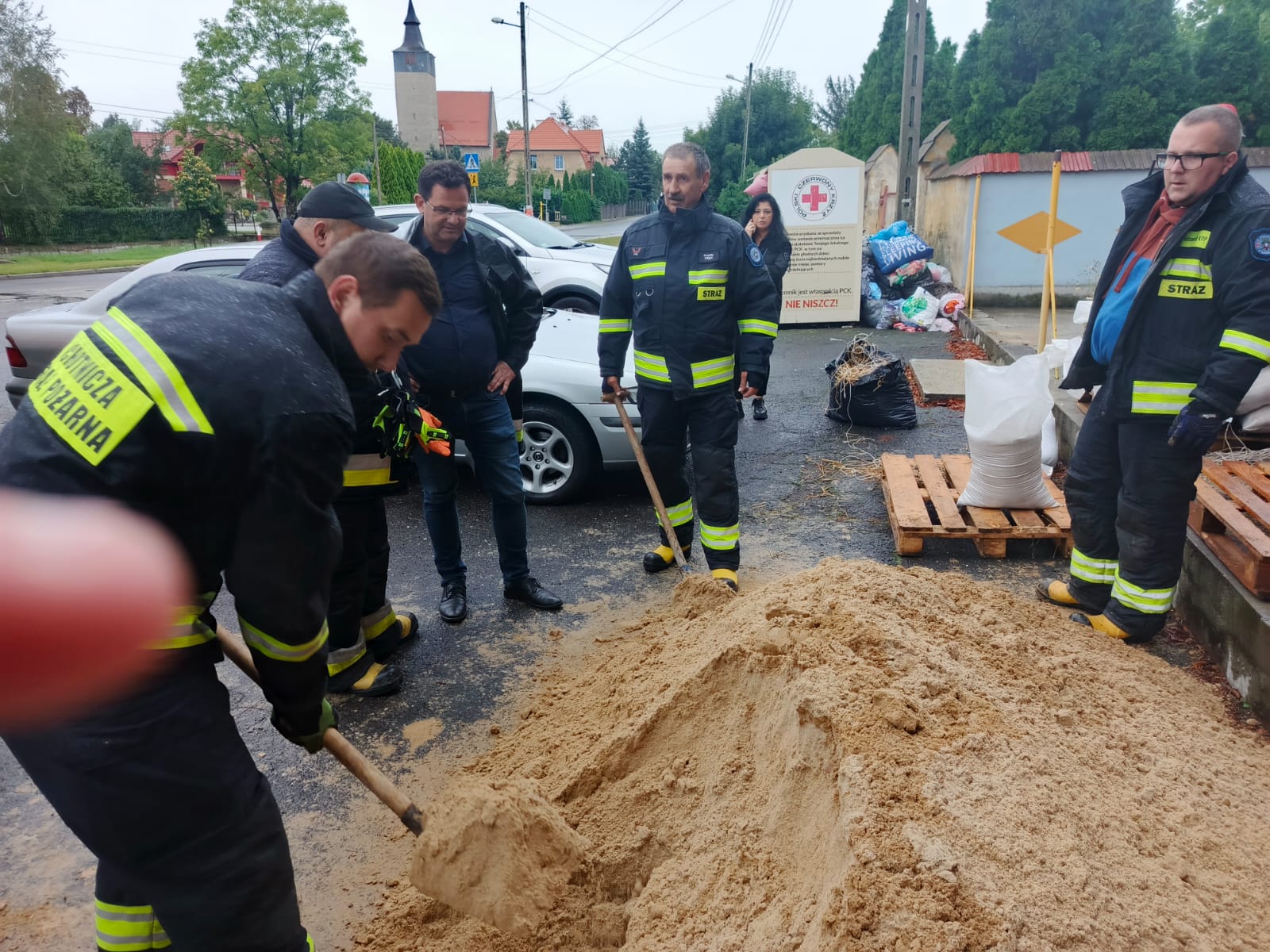 Worki z piaskiem w gotowości na wypadek wylania rzeki w Olszanach [FOTO] 