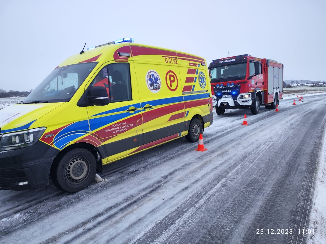 Dachowanie pojazdu osobowego na drodze między Strzegomiem a Morawą  