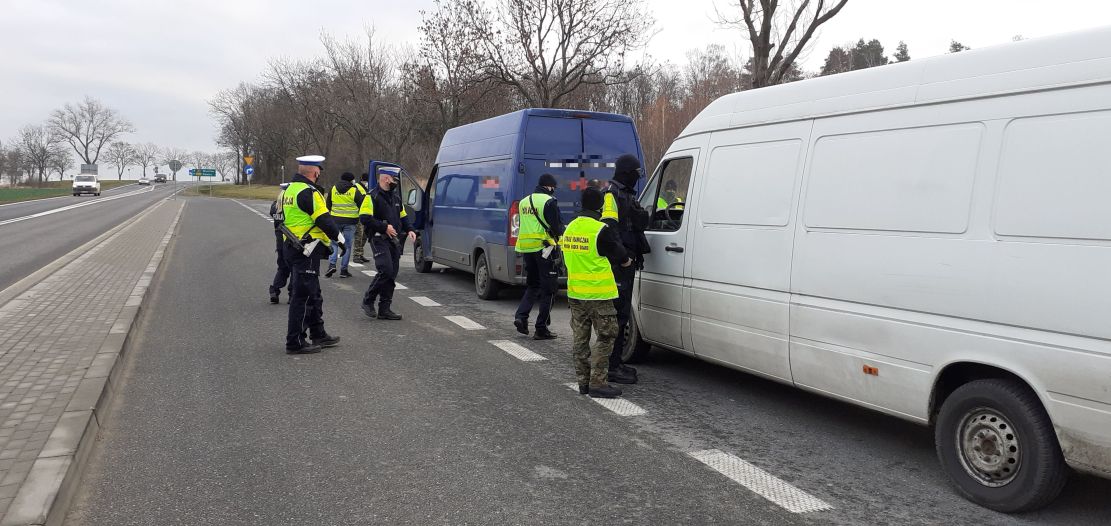Wspólne działania policji i straży granicznej pod Strzegomiem [FOTO] 