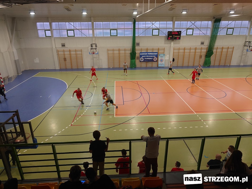 Mundurowi i ich goście rywalizowali w charytatywnym turnieju sportowym w Strzegomiu [FOTO]  