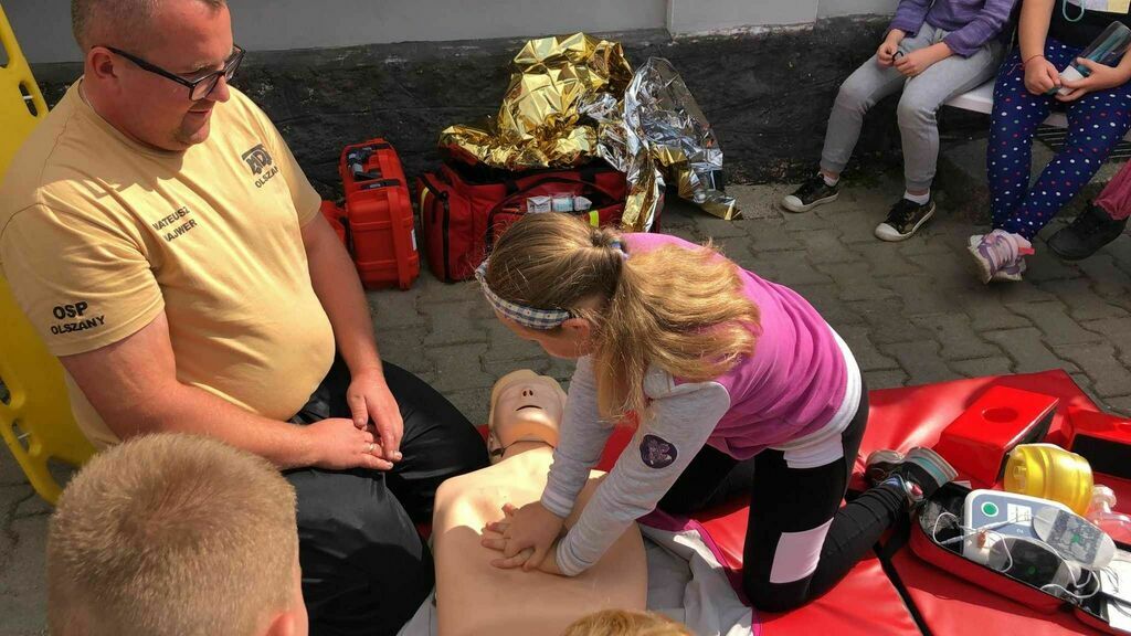 Stażacy z OSP Olszany uczyli najmłodszych udzielania pierwszej pomocy [FOTO] 