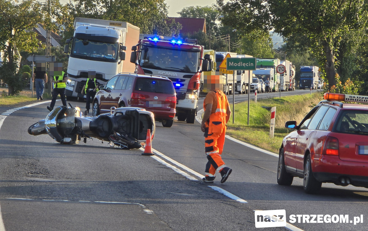 Wypadek pod Modlęcinem. Kierująca wymusiła pierszeństwo na motocykliście [FOTO] 