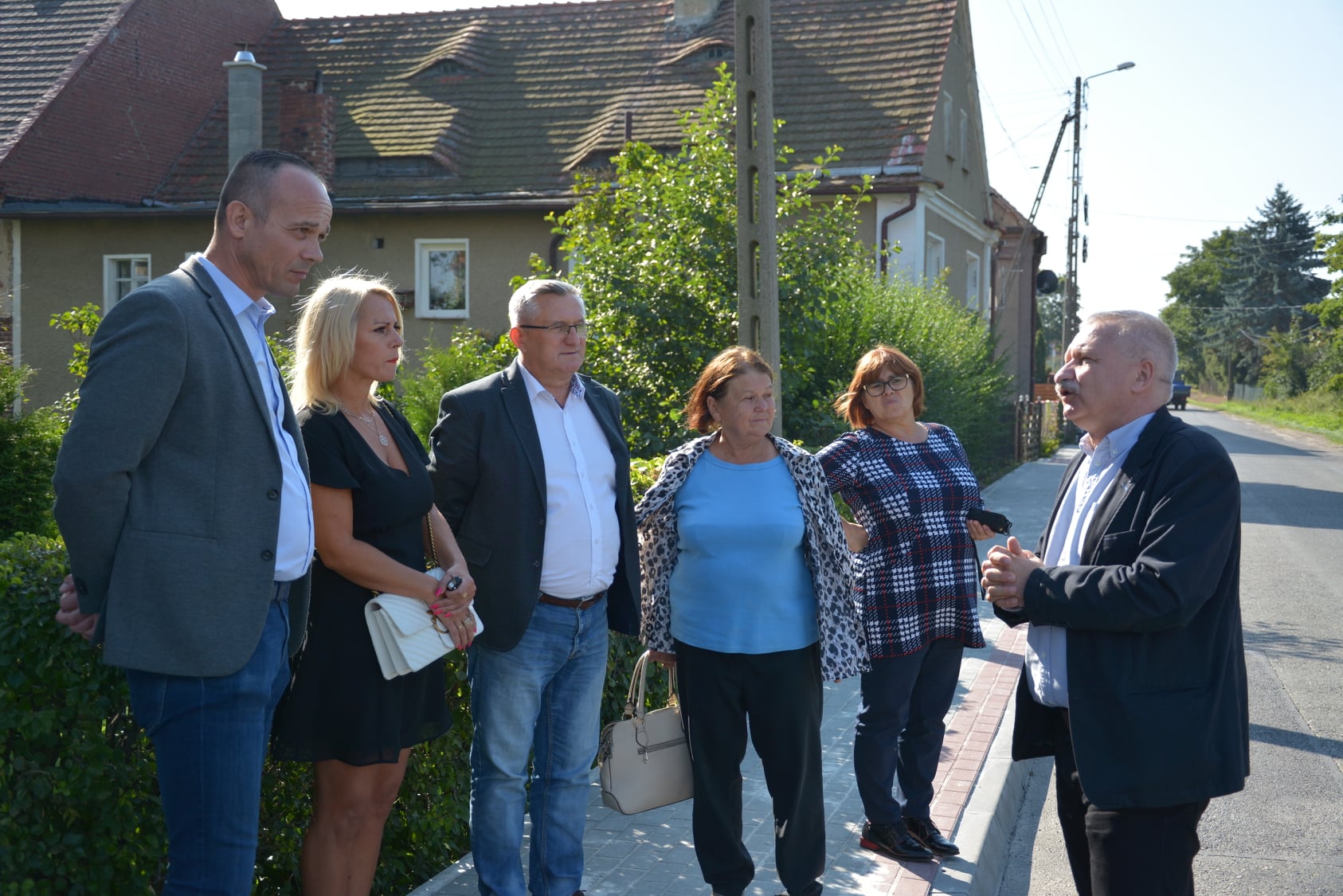 Bezpieczniej w Olszanach. Mieszkańcy mają nowy chodnik  [FOTO] 