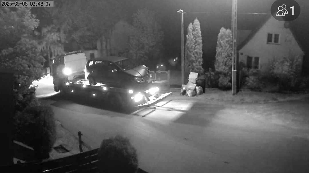 24-latek uciekał autem przed policją. Jazdę zakończył na ogrodzeniu w Olszanach [FOTO] 