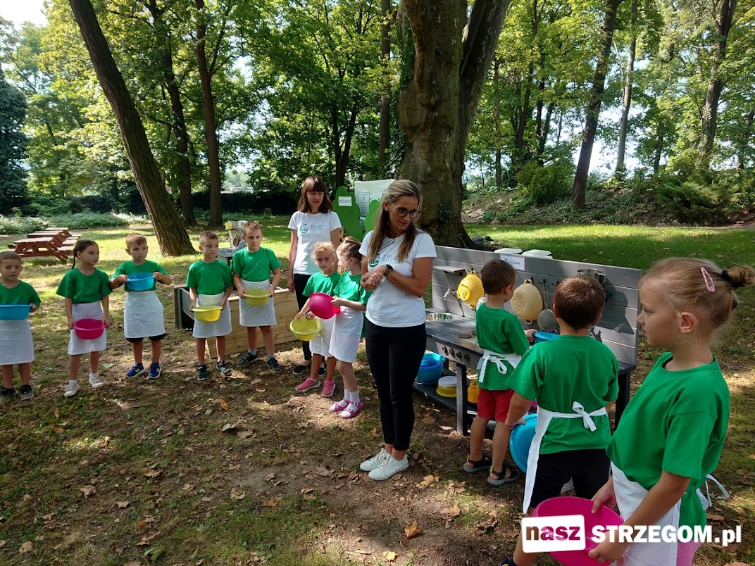 Kuchnia błotna - nowe możliwości zabawy w przedszkolu Zielony Zakątek [FOTO] 
