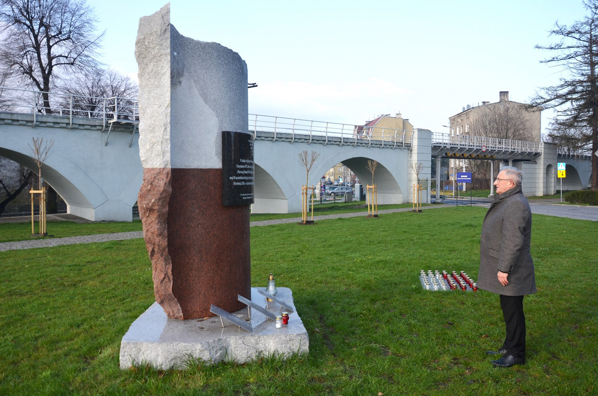 Burmistrz Strzegomia oddał hołd ofiarom katastrofy smoleńskiej [FOTO] 