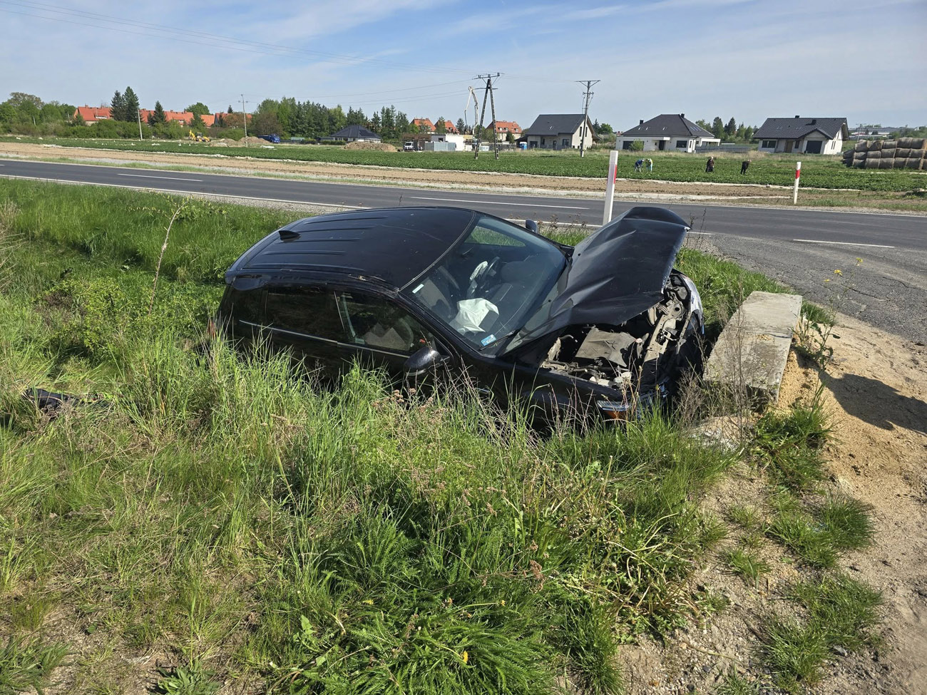 Osobówka uderzyła w betonowy przepust. Jedna osoba poszkodowana [FOTO] 