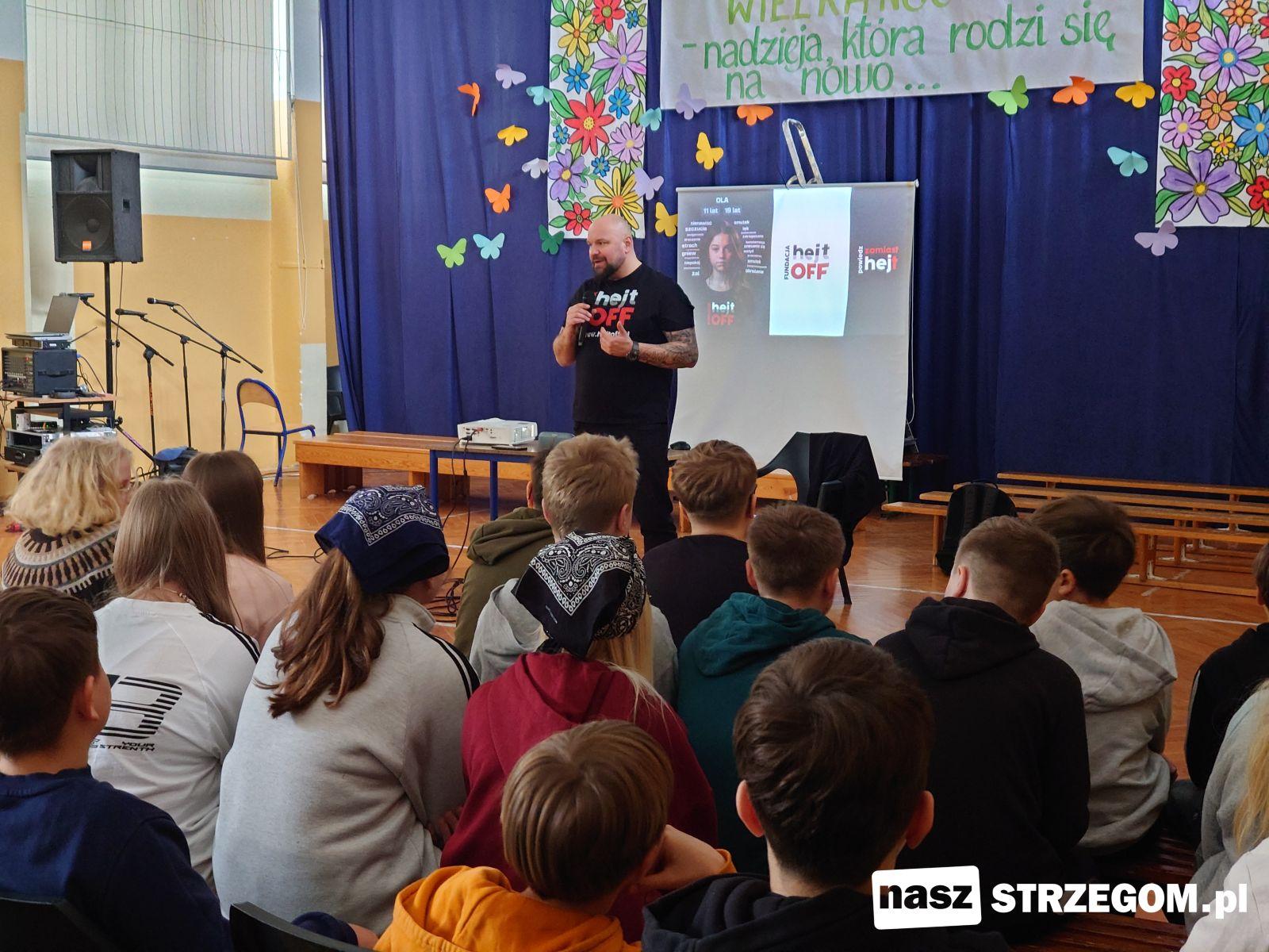 Śmiech, który zamienia się w ciszę. Mocne lekcje o hejcie w szkołach w Strzegomiu [FOTO] 