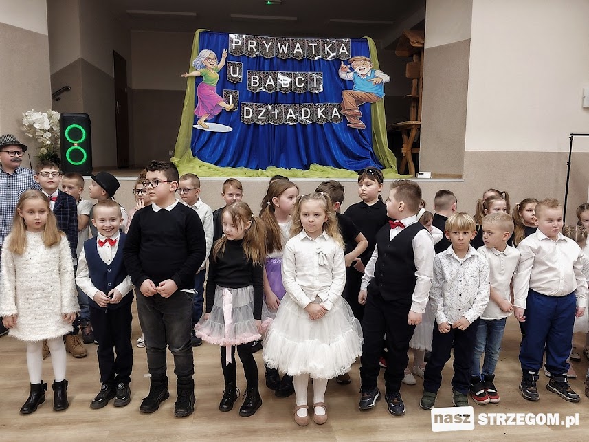 Prywatka jak za dawnych lat. Najmłodsi zorganizowali seniorom w Rogoźnicy powrót do młodości [FOTO] 