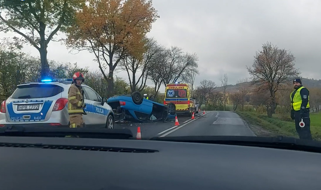 Dachowanie na drodze Strzegom-Wieśnica [FOTO+WIDEO] 
