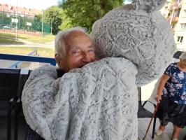 U strzegomskich seniorów zamieszkał miś - terapeuta [FOTO]
